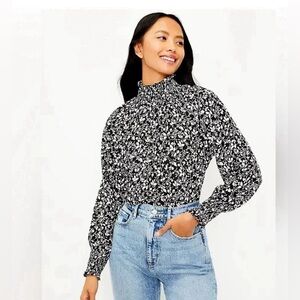 LOFT BLACK AND WHITE FLORAL PATTERN LONG SLEEVE BLOUSE SIZE XS NWT